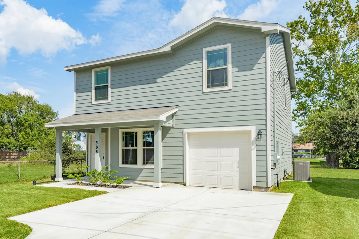 306 N Orange Street, Sweeny, TX 77480 - Image #1