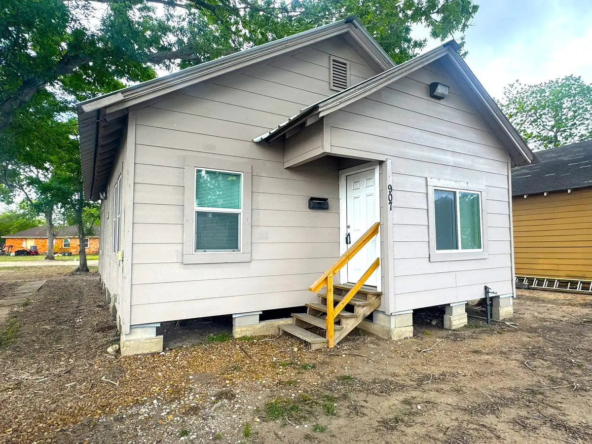907 E Jackson Street, El Campo, TX 77437 - #1