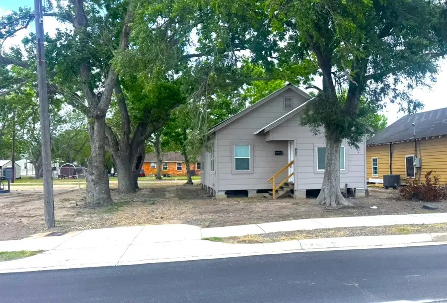 907 E Jackson Street, El Campo, TX 77437 - #2