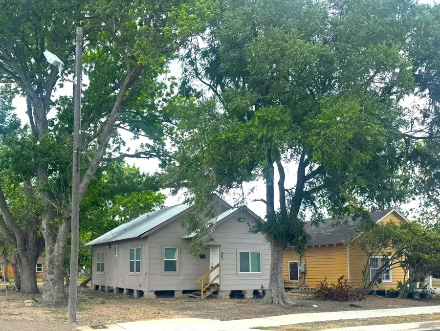 907 E Jackson Street, El Campo, TX 77437 - #3