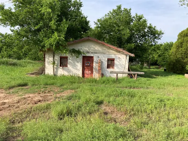 205 S Prairie Avenue, Petrolia, TX 76377