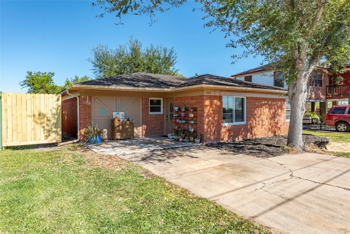 8010 Meadowbrook Drive, Hitchcock, TX 77563 - Image #1