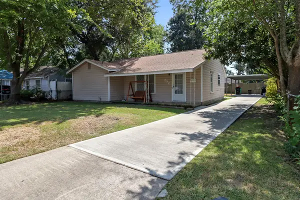 702 Parkway Street, Baytown, TX 77520