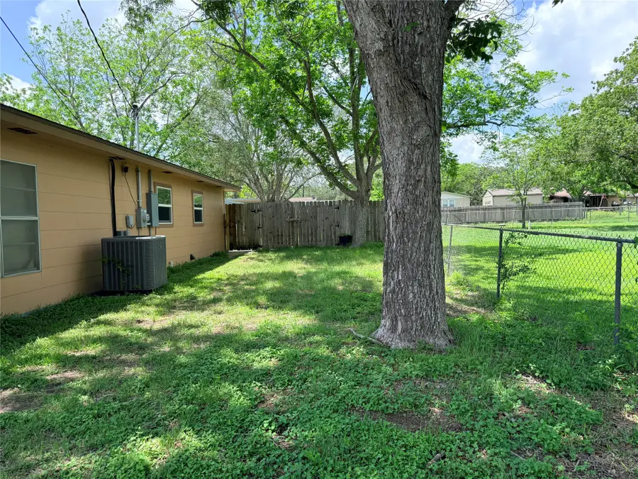 211 N Simpson Street, Yorktown, TX 78146 - #3