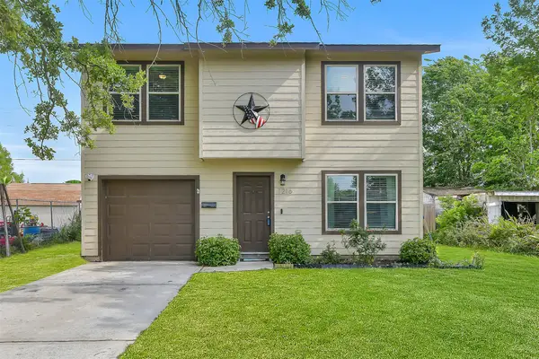 1216 8th Avenue N, Texas City, TX 77590