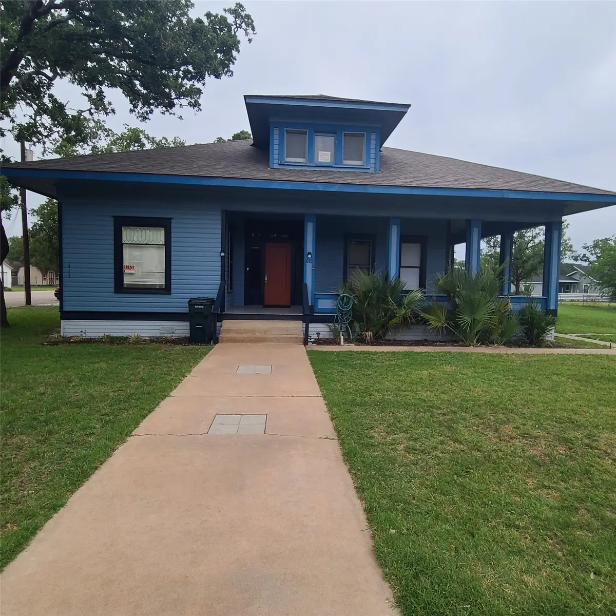 615 E Washington Street, Giddings, TX 78942 - #1