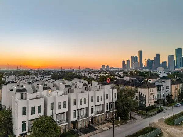 2102 Sabine Street, Houston, TX 77007