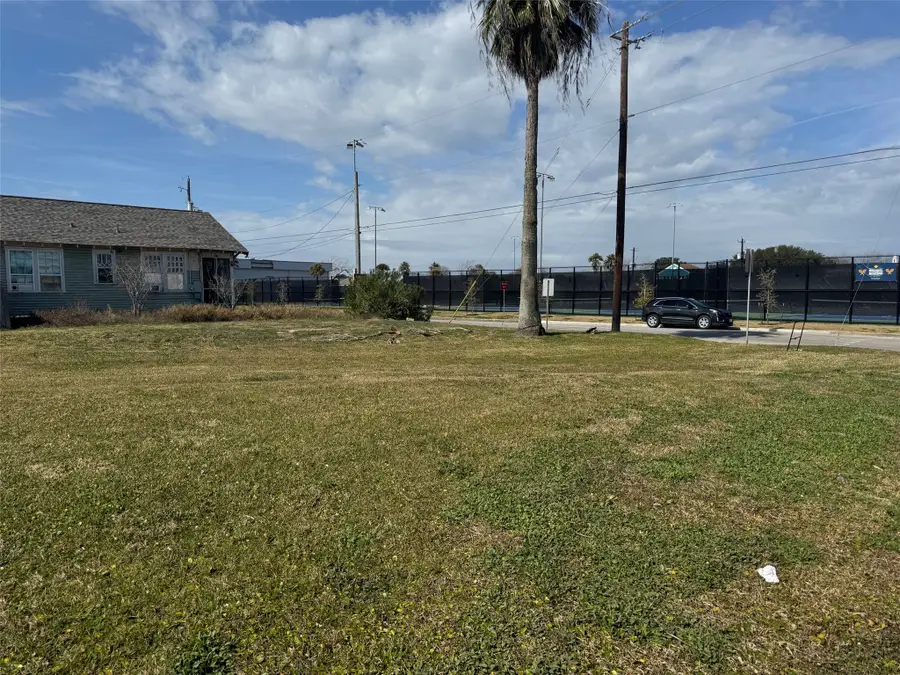 43rd Bernardo De Galvez, Galveston, TX 77550 - #3