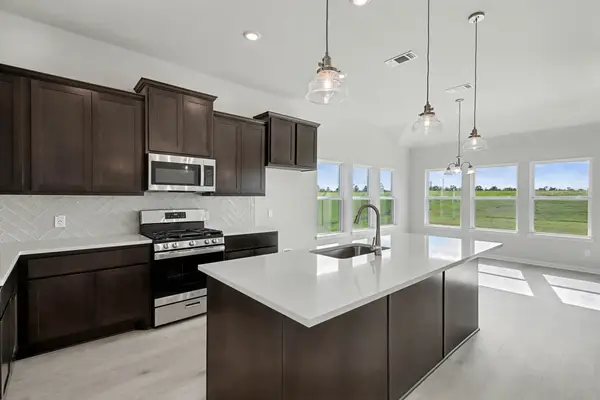 2000 Twin Lakes Boulevard, West Columbia, TX 77486