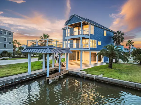 243 Bamaku Bend, Tiki Island, TX 77554