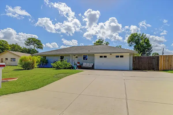 203 Hickory Street, Lake Jackson, TX 77566