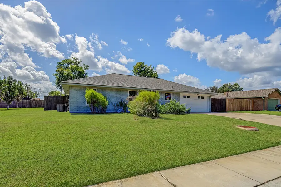 203 Hickory Street, Lake Jackson, TX 77566 - #3