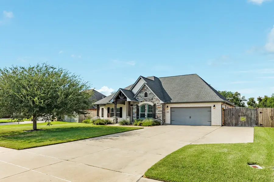 232 Creekside Lane, Lake Jackson, TX 77566 - #2