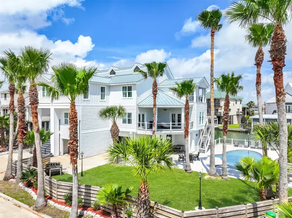 1614 Castaway Street, Tiki Island, TX 77554