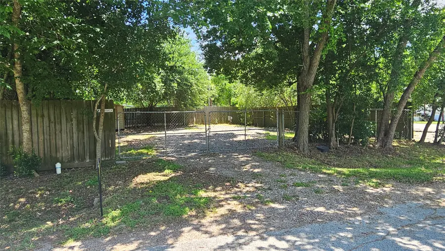 410 Baker Avenue, Bacliff, TX 77518 - #2