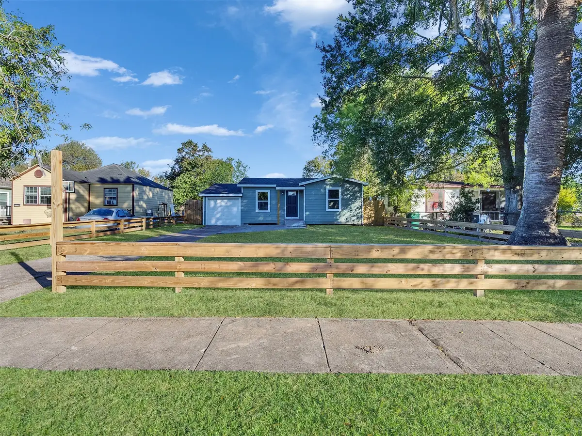 404 17th Avenue N, Texas City, TX 77590 - Image #1