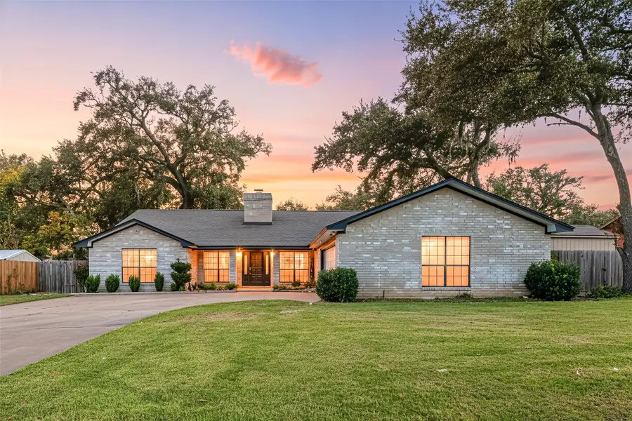 303 Narcissus Street, Lake Jackson, TX 77566 - Image #2