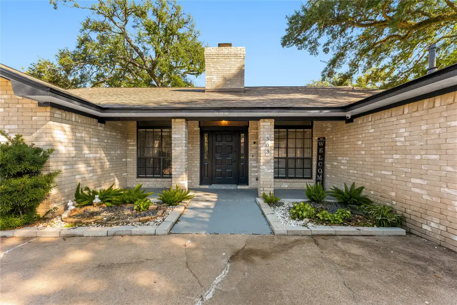 303 Narcissus Street, Lake Jackson, TX 77566 - Image #3