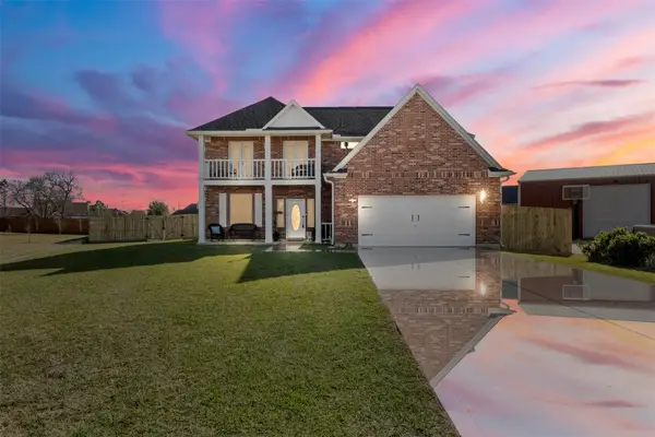 3226 Royal Palm Drive, Mont Belvieu, TX 77523