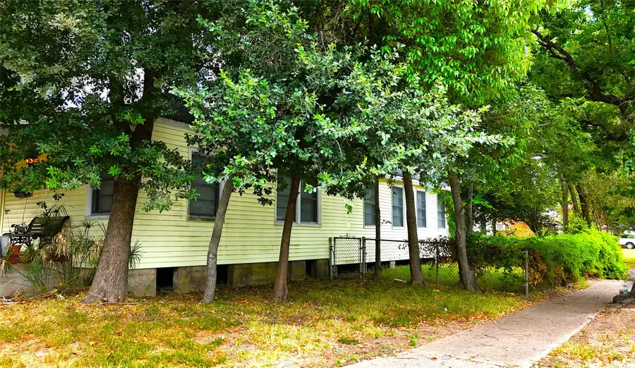 706 E Defee Avenue, Baytown, TX 77520 - #2