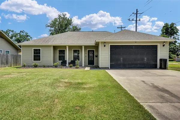 511 Sycamore Street, Lake Jackson, TX 77566