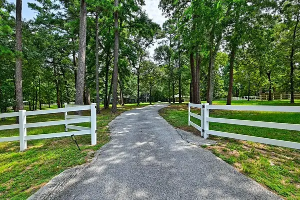 11 W Lake Forest Court, Conroe, TX 77384