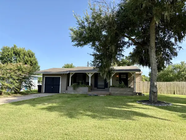 52 Periwinkle Court, Lake Jackson, TX 77566