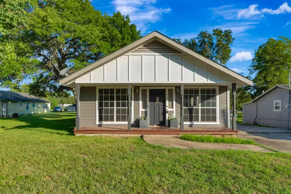 407 Bois D Arc Street, Edna, TX 77957