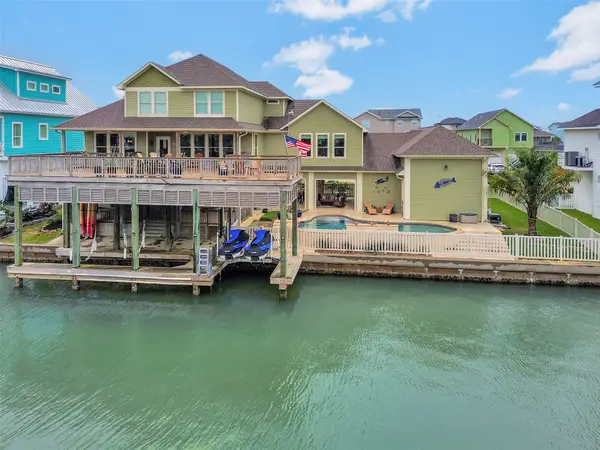 1522 Windsong Way, Tiki Island, TX 77554