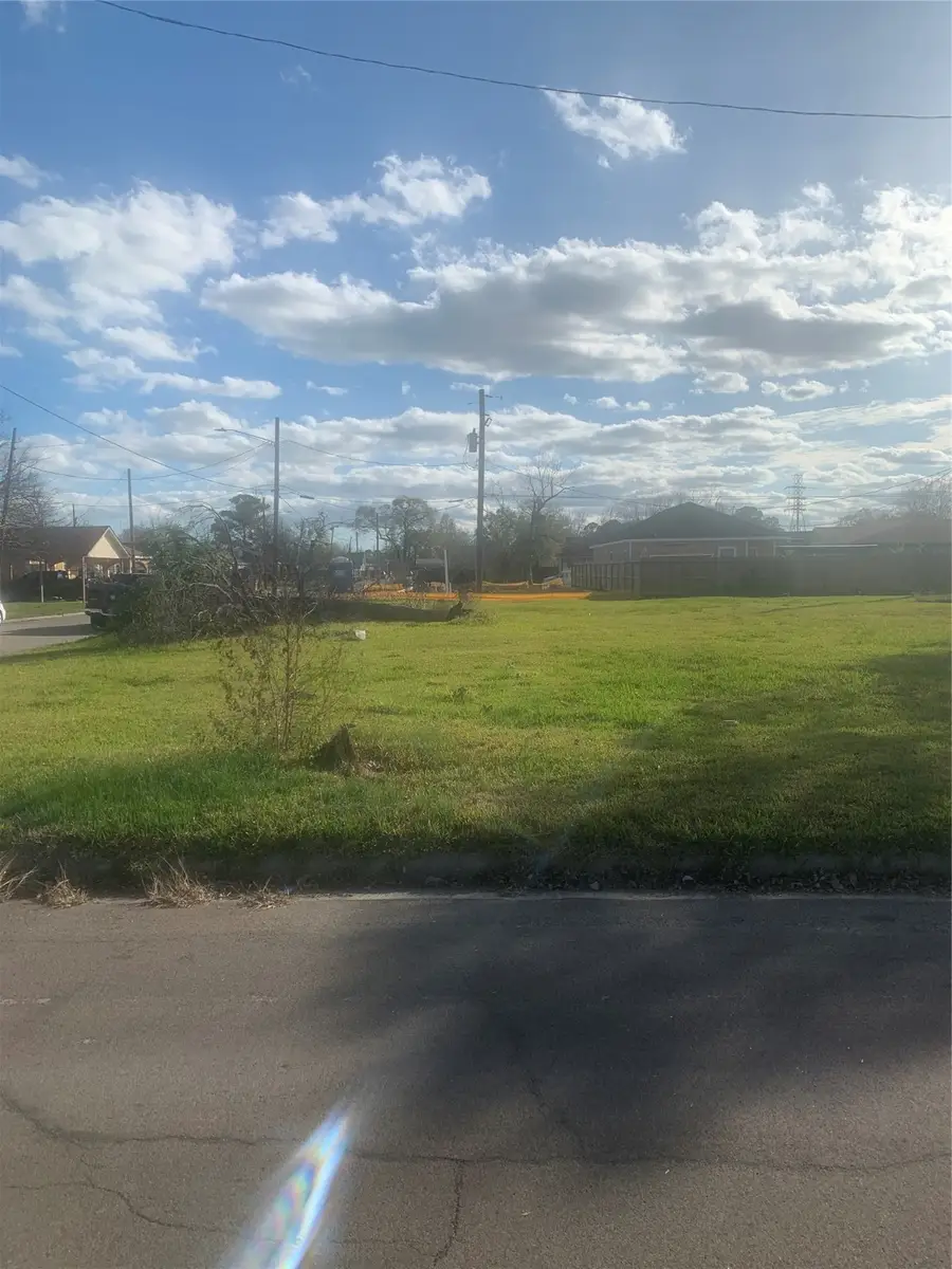 1301 Hawthorne Avenue, Baytown, TX 77520 - Image #2