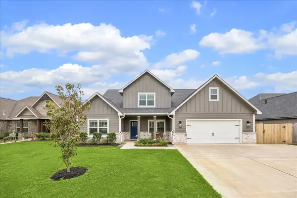 111 Creekside Lane, Lake Jackson, TX 77566
