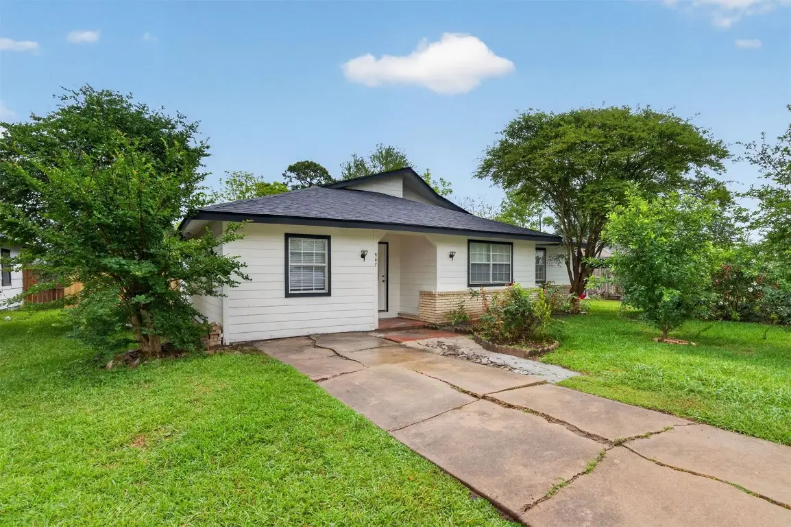 907 S 3rd Street, La Porte, TX 77571 - #1