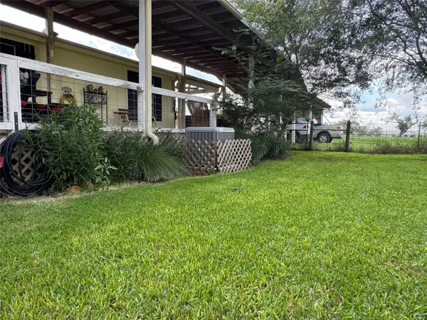 674 County Road 447, Waelder, TX 78959