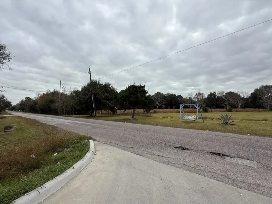 9015 Schiro Rd, Hitchcock, TX 77563 - Image #3