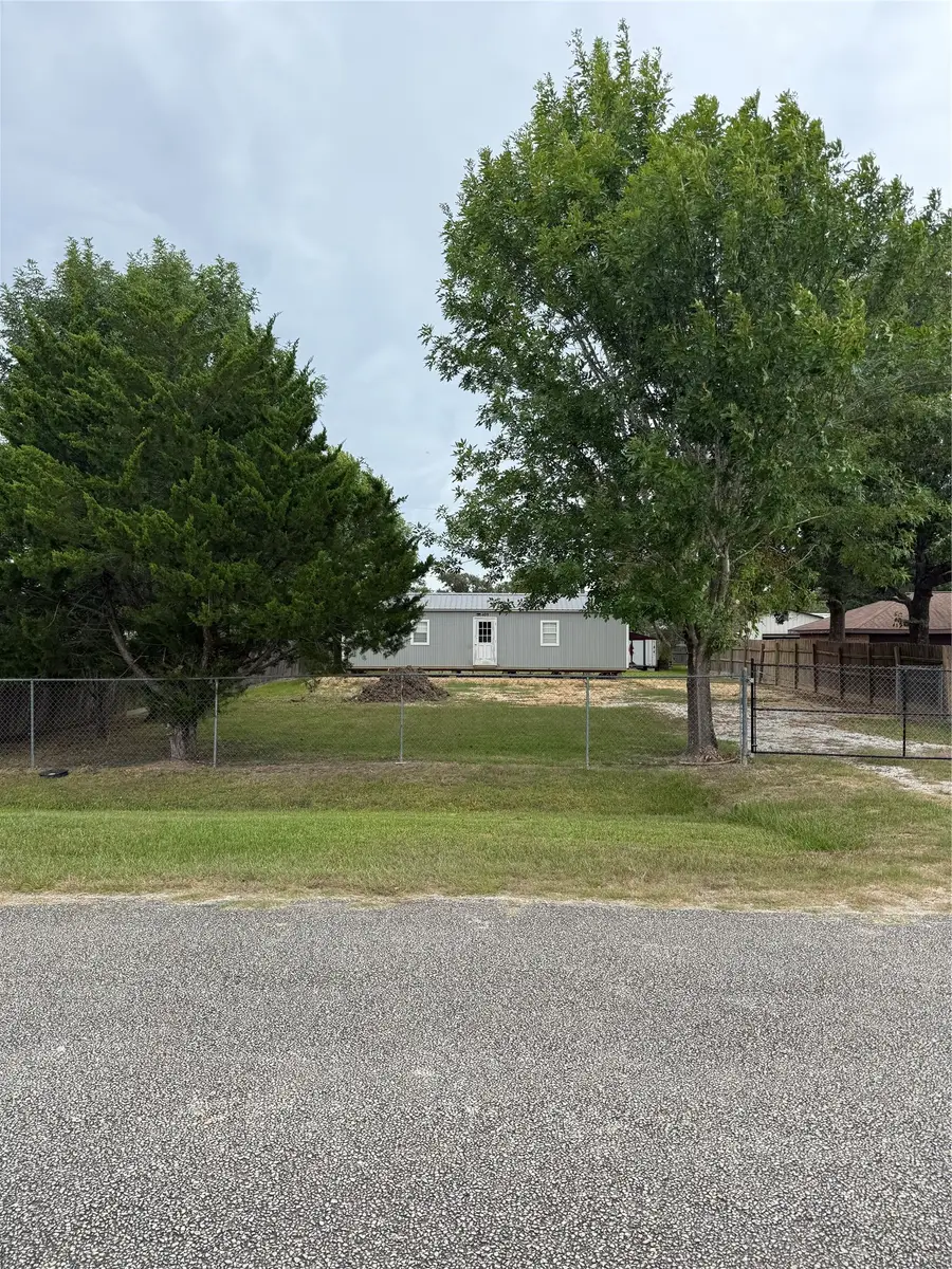 1215 Trinity Street, Anahuac, TX 77514 - #2