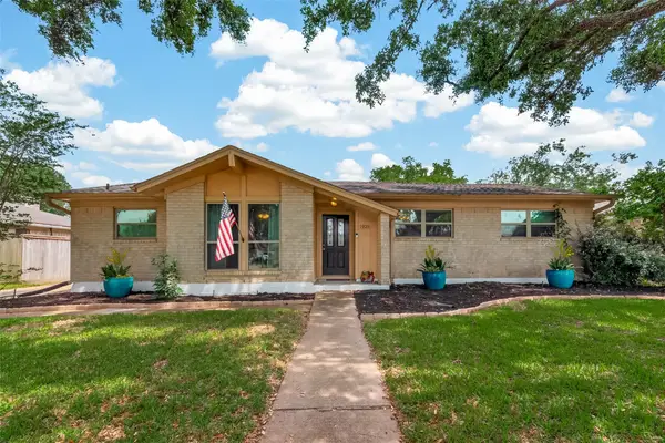 1925 Winding Creek Drive, Pearland, TX 77581