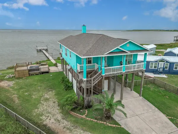 1035 Rollover Circle, Gilchrist, TX 77617