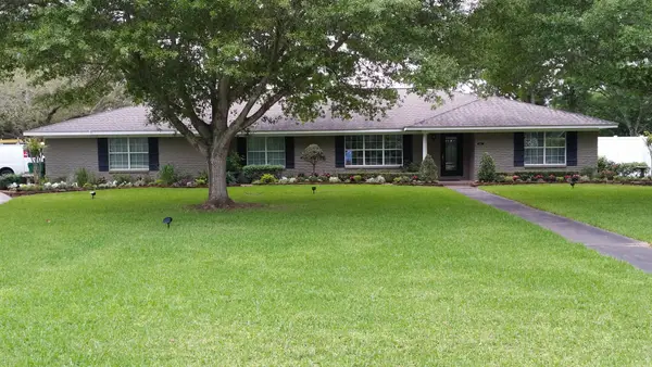 2101 Meadow Lane, El Campo, TX 77437