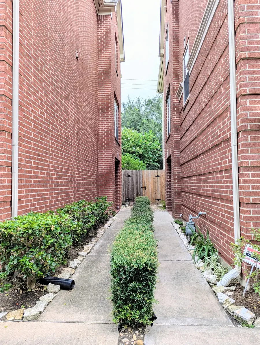 830 E Heights Hollow Ln, Houston, TX 77007 - #2