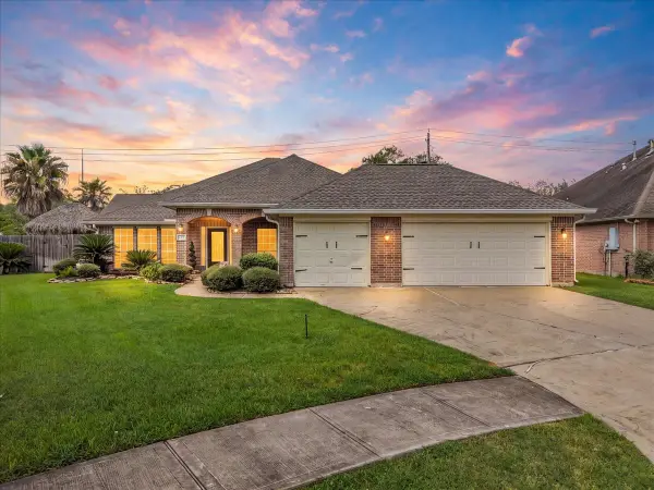 1207 Shadowbend Street, Pearland, TX 77581