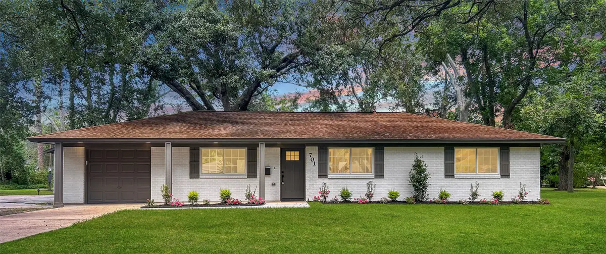 701 Cannan Drive, Angleton, TX 77515 - #1