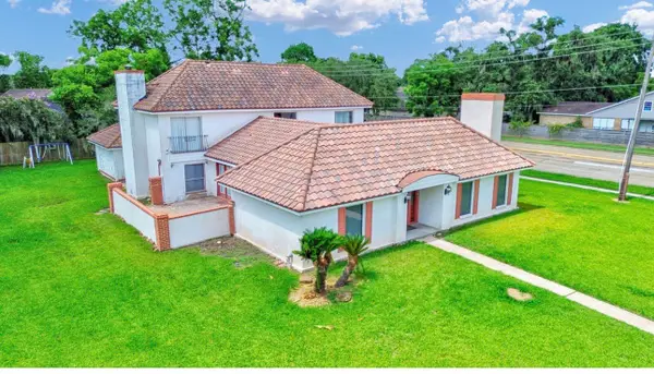 327 Live Oak Lane, Lake Jackson, TX 77566