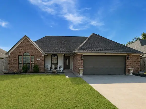 205 Madison Avenue, Clute, TX 77531