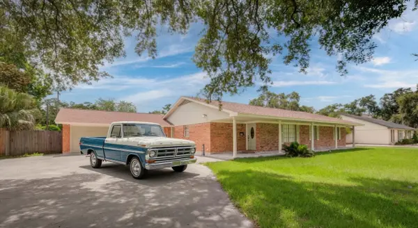 115 S Cedar Street, Lake Jackson, TX 77566