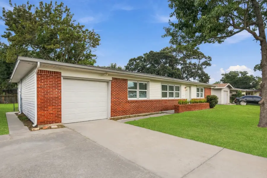 416 21st Avenue N, Texas City, TX 77590 - #2