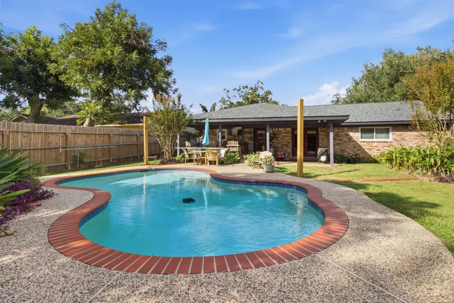 321 Chestnut Street, Lake Jackson, TX 77566 - #2
