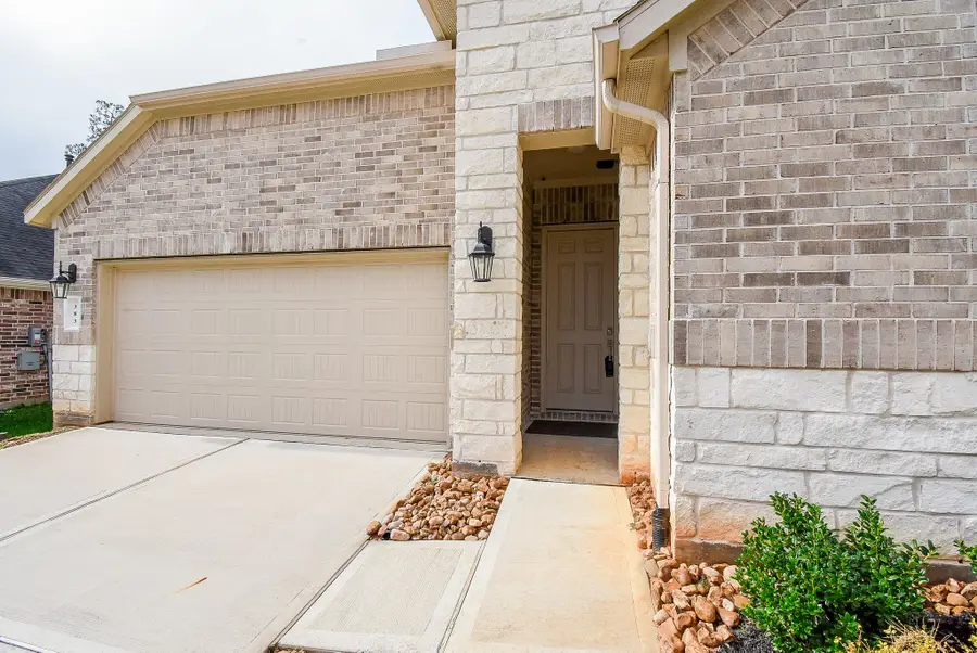 383 Westlake Terrace Drive, Conroe, TX 77304 - Image #2