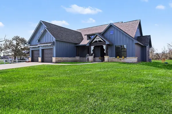 444 Mill Road, Angleton, TX 77515