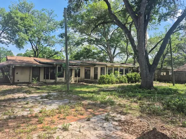 404 Svoboda Street, Yoakum, TX 77995