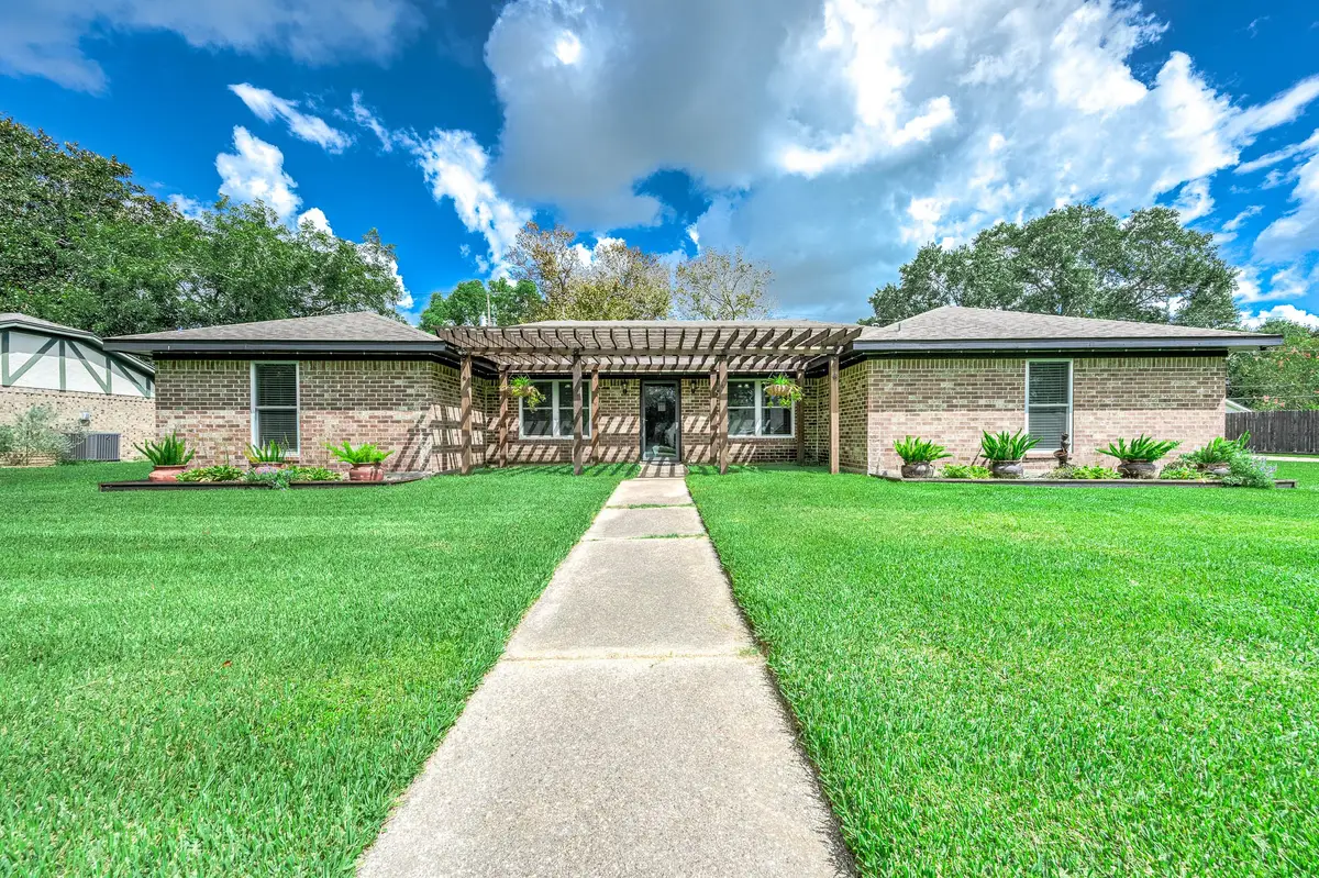 63 E County Road 136, Alvin, TX 77511 - #1